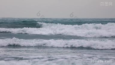 波涛汹涌的海浪海水浪花实拍4k